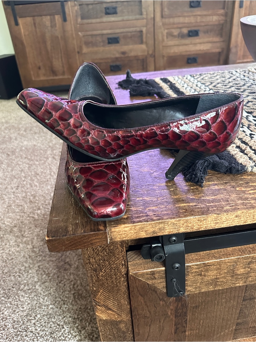 AEROSOLES Deep Burgundy Croc-Embossed Pumps 7.5 - Picture 2 of 14